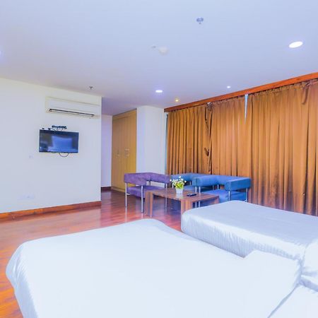 Hyphen Business Hotel Noida Buitenkant foto