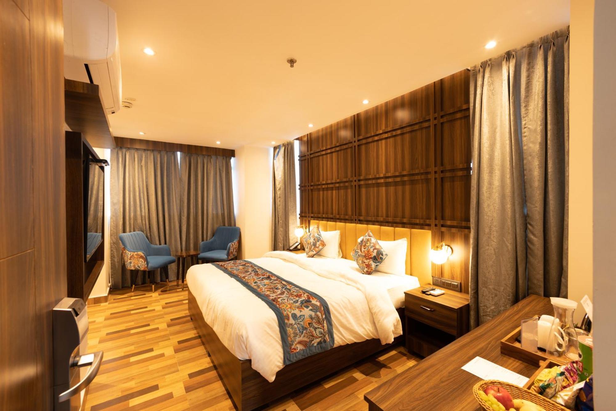 Hyphen Business Hotel Noida Buitenkant foto