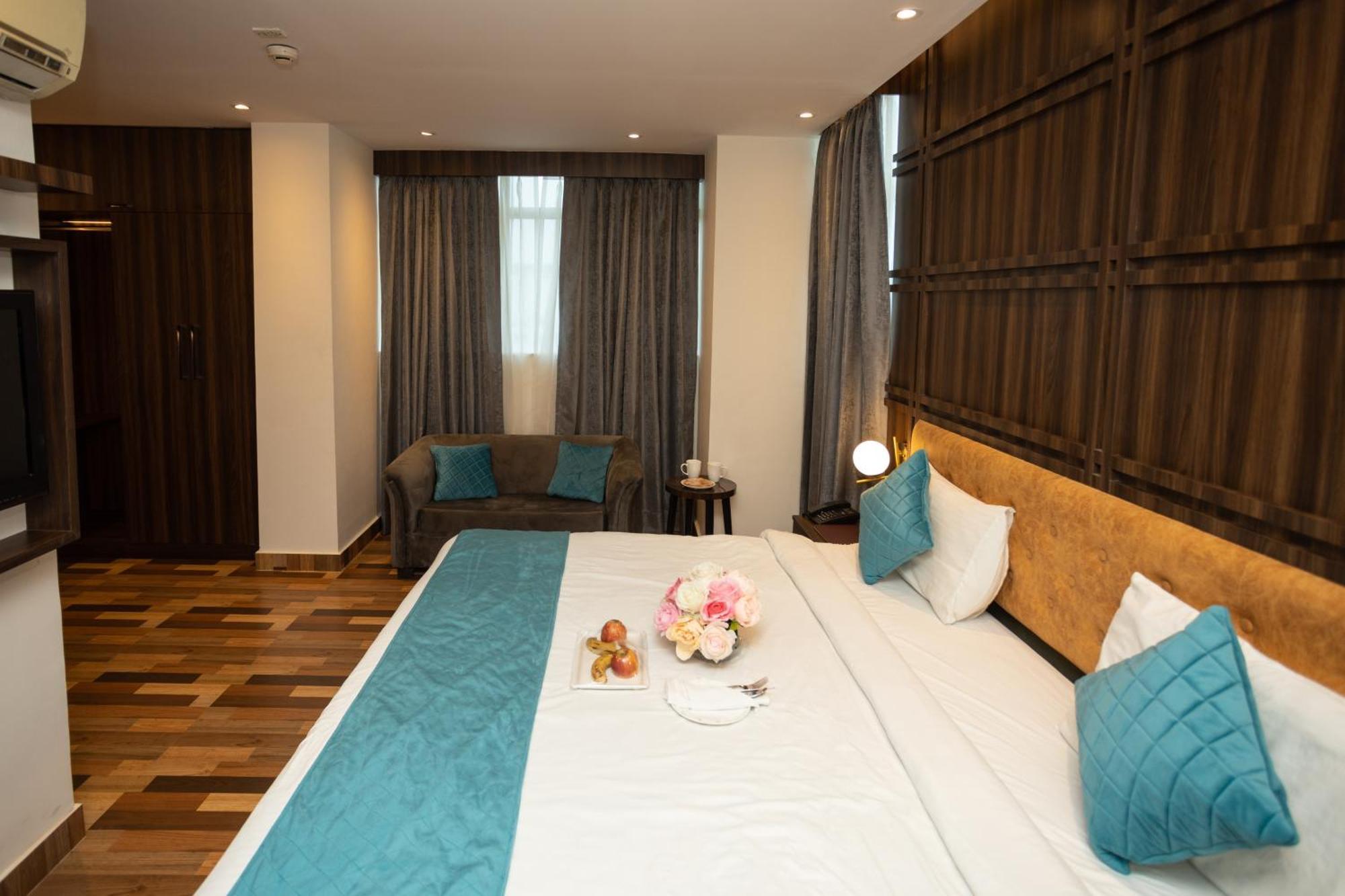 Hyphen Business Hotel Noida Buitenkant foto