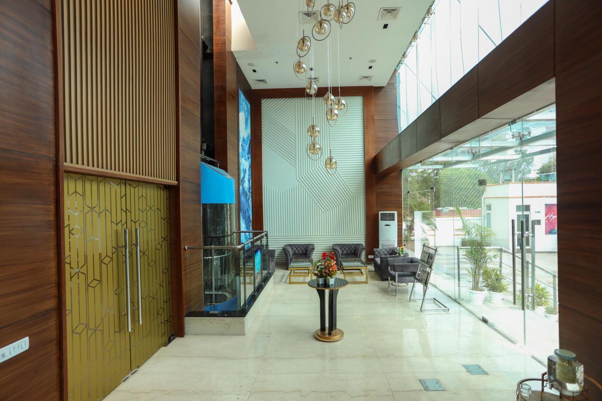 Hyphen Business Hotel Noida Buitenkant foto