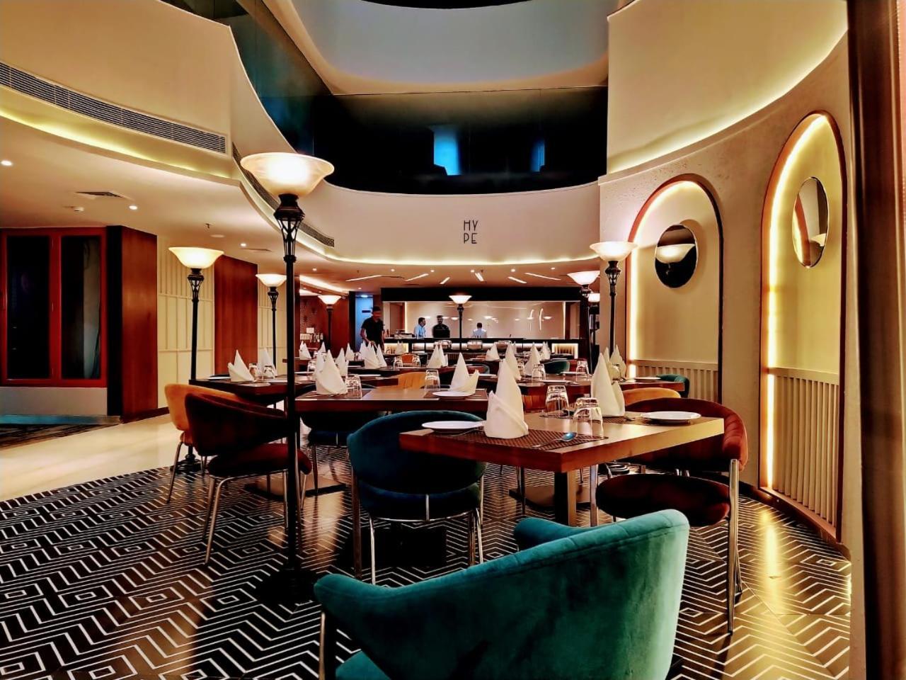 Hyphen Business Hotel Noida Buitenkant foto