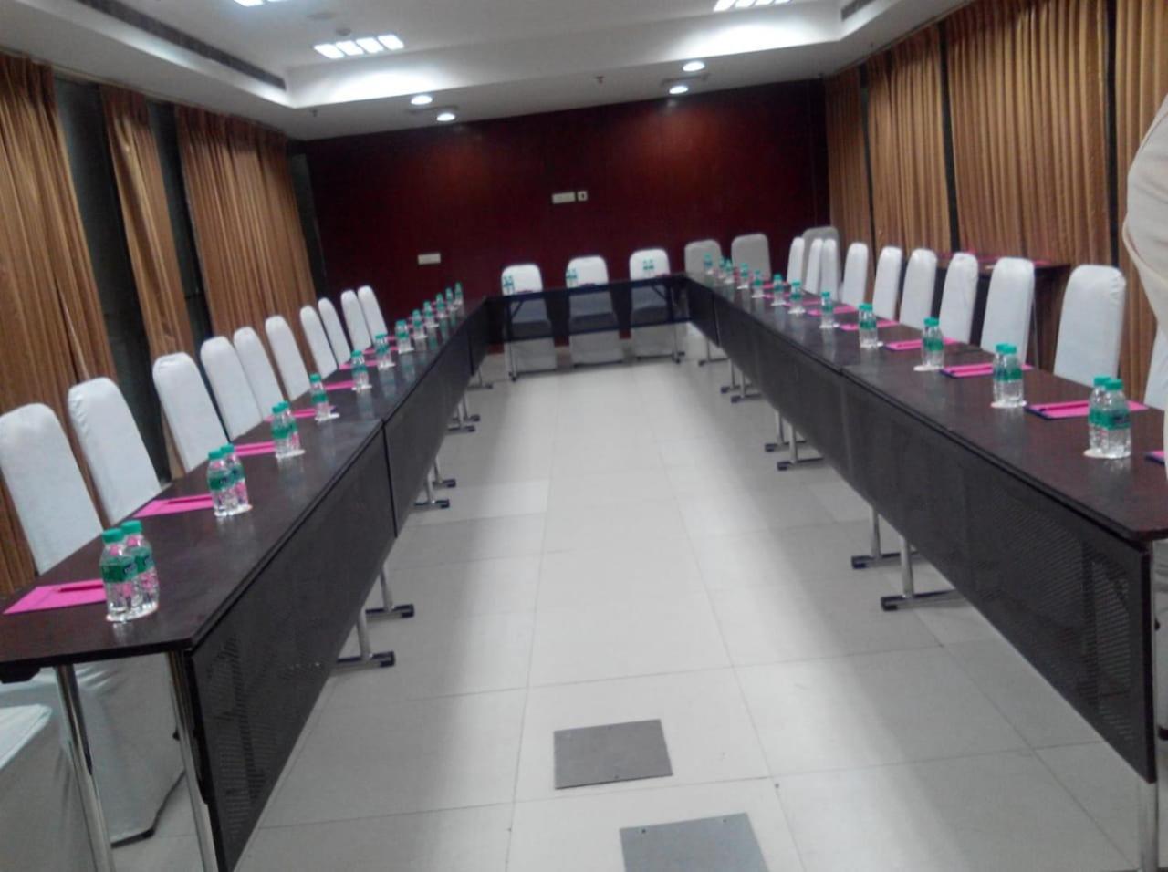 Hyphen Business Hotel Noida Buitenkant foto