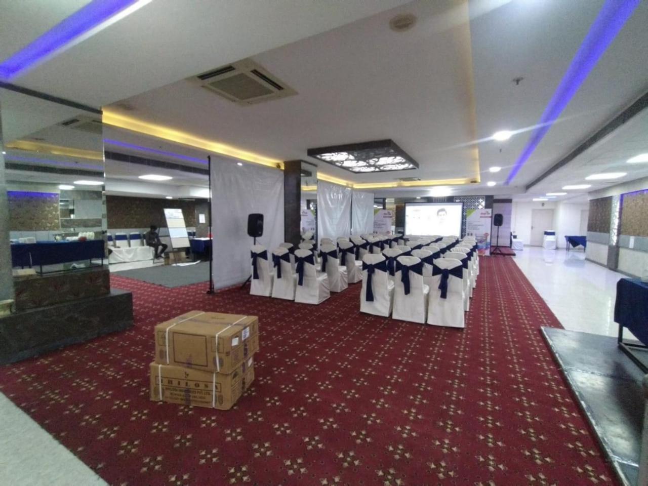 Hyphen Business Hotel Noida Buitenkant foto