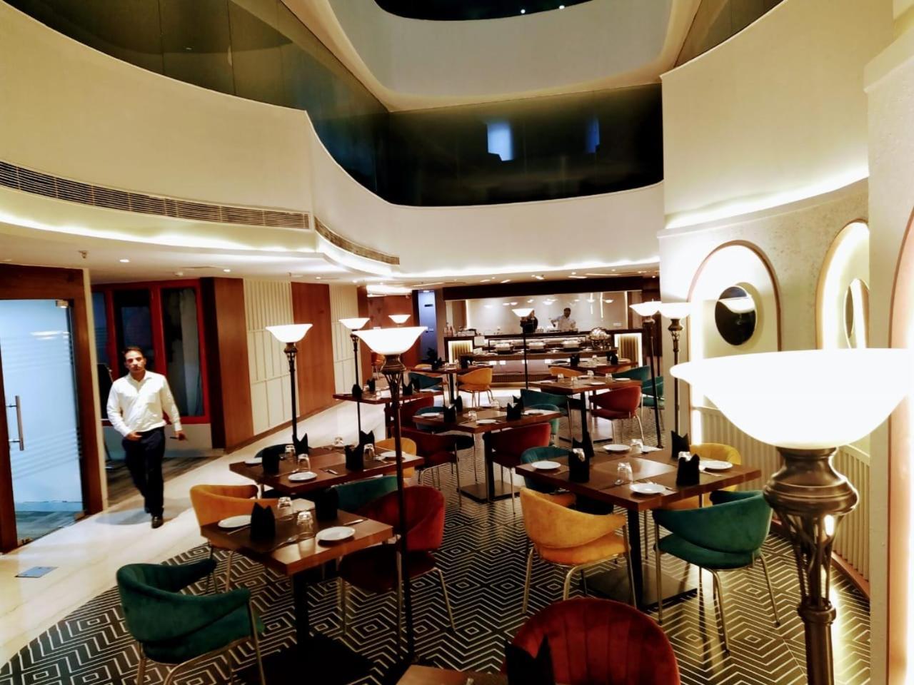 Hyphen Business Hotel Noida Buitenkant foto