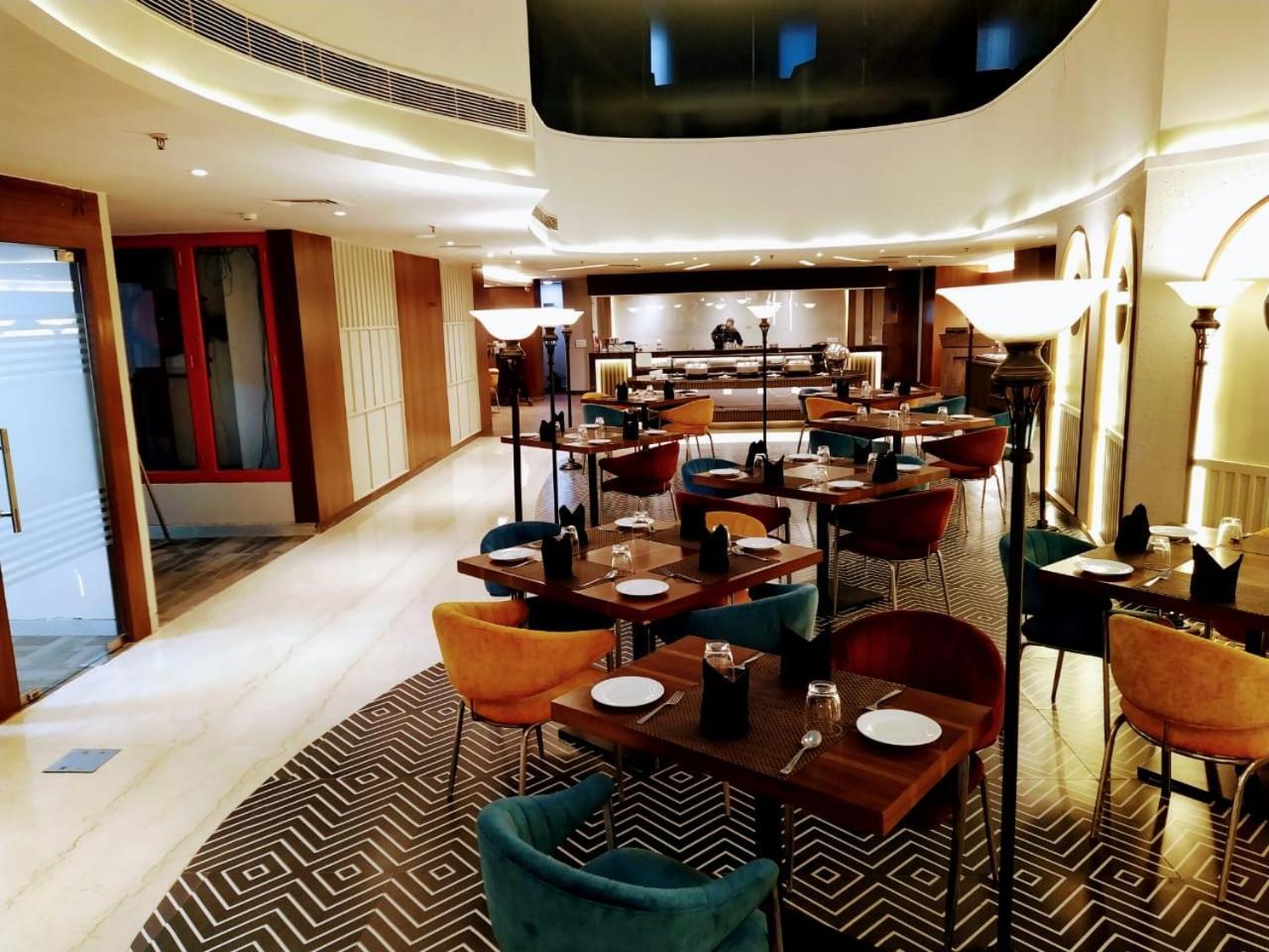 Hyphen Business Hotel Noida Buitenkant foto