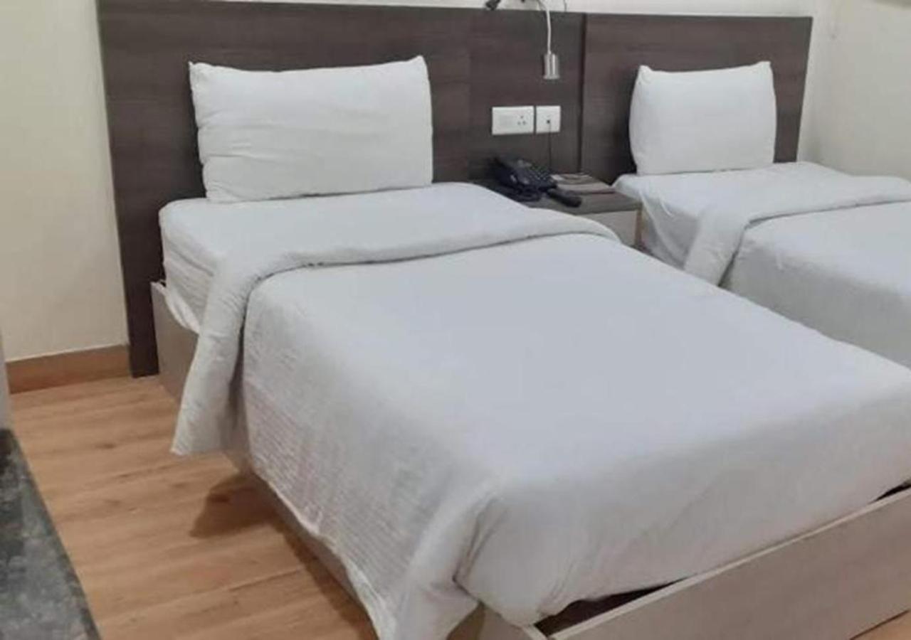 Hyphen Business Hotel Noida Buitenkant foto