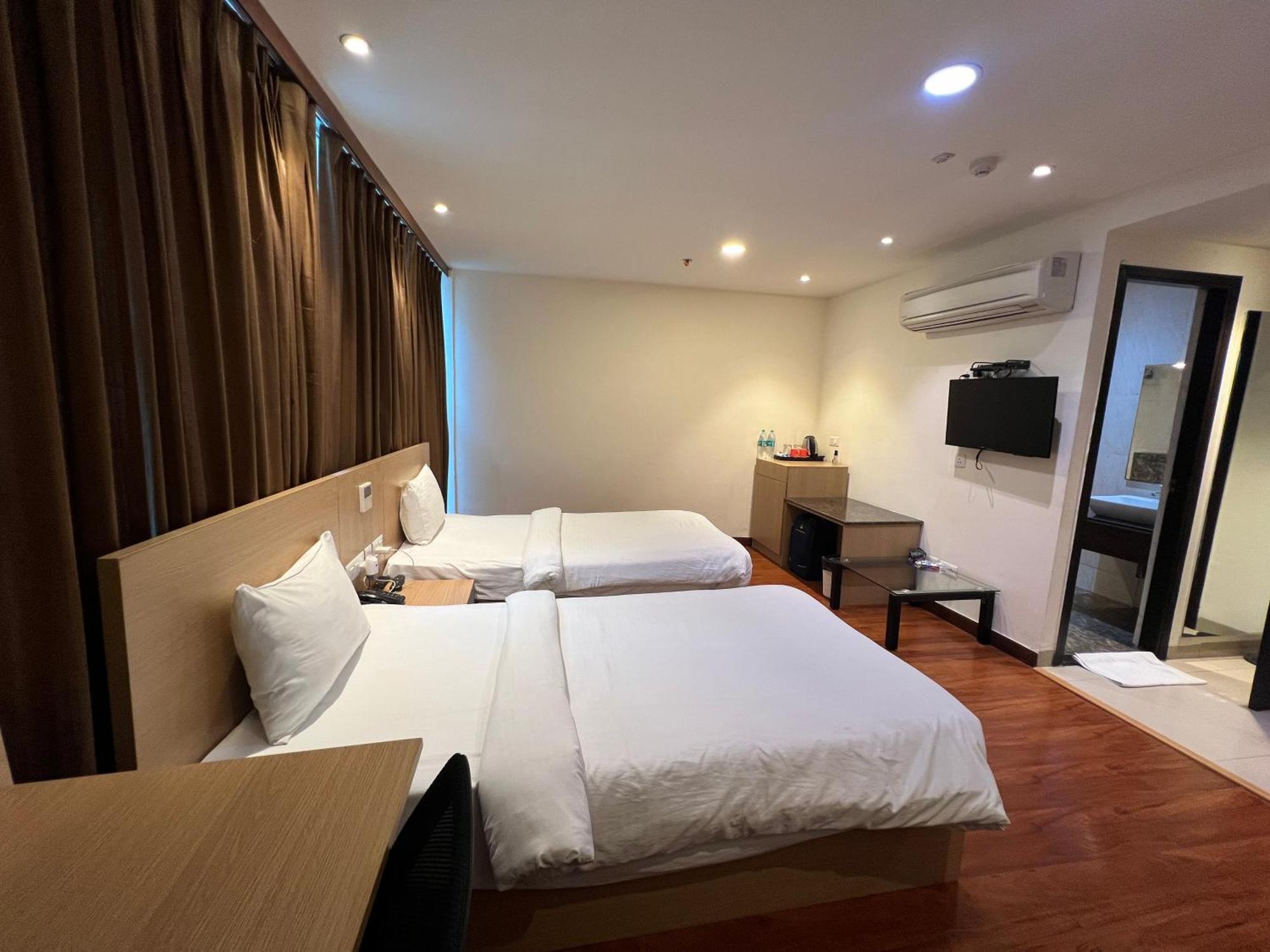Hyphen Business Hotel Noida Buitenkant foto