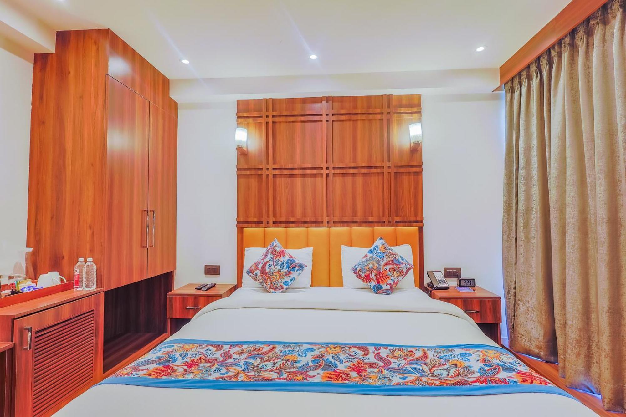 Hyphen Business Hotel Noida Buitenkant foto