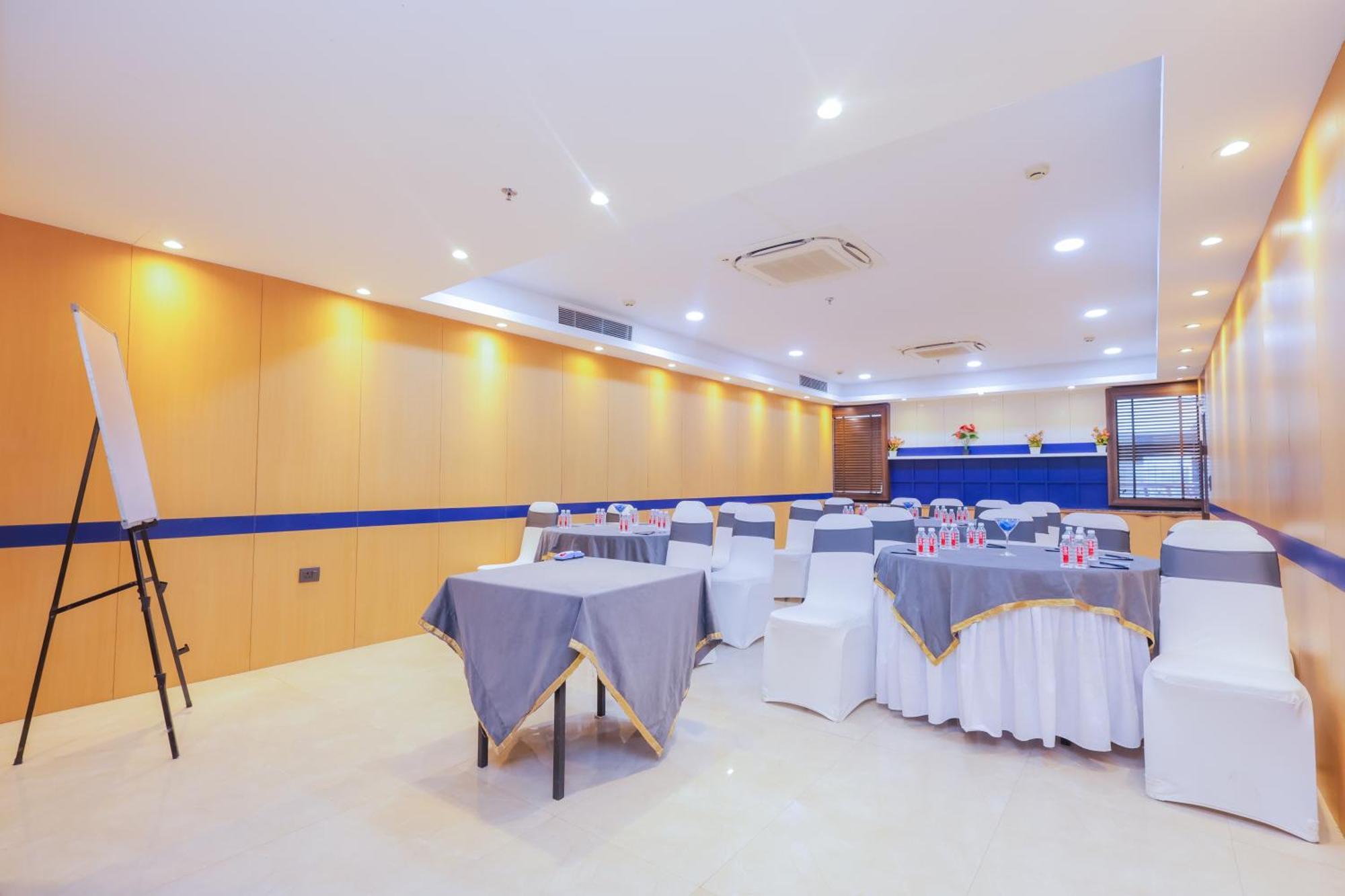 Hyphen Business Hotel Noida Buitenkant foto