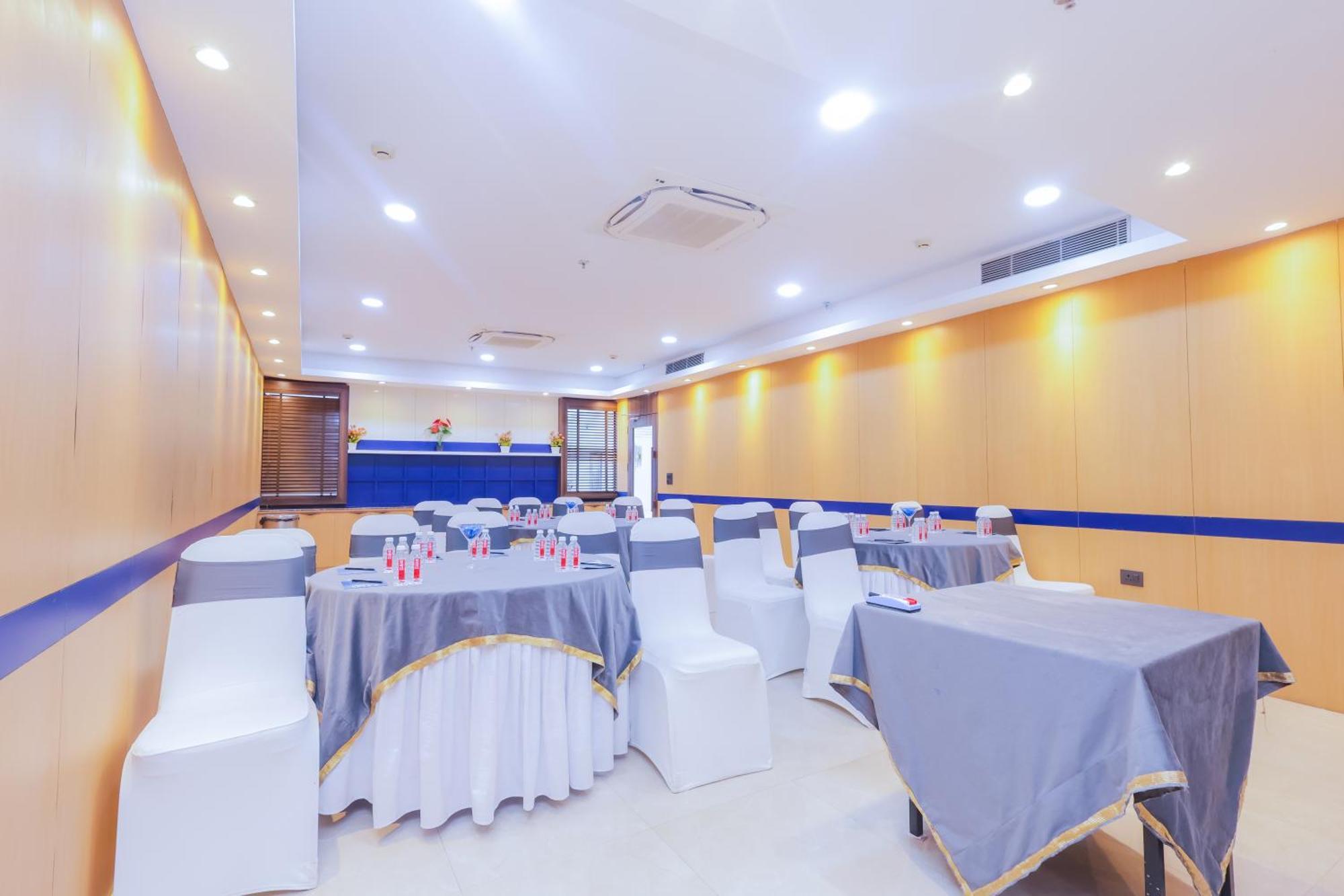 Hyphen Business Hotel Noida Buitenkant foto