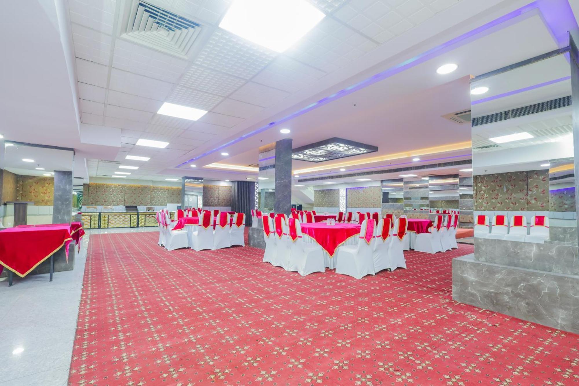 Hyphen Business Hotel Noida Buitenkant foto