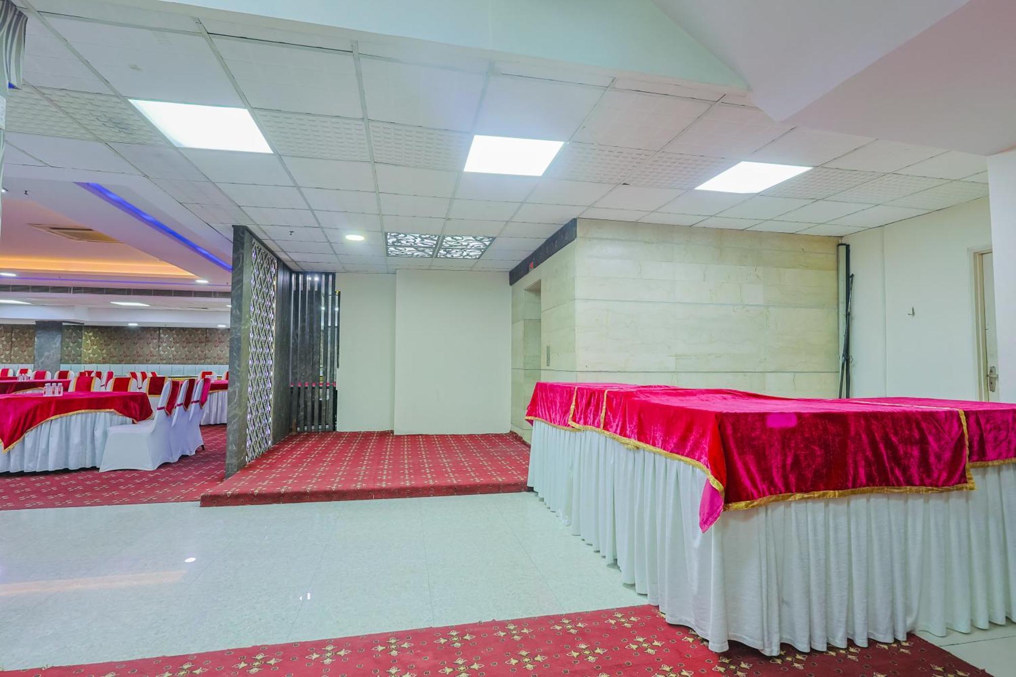Hyphen Business Hotel Noida Buitenkant foto