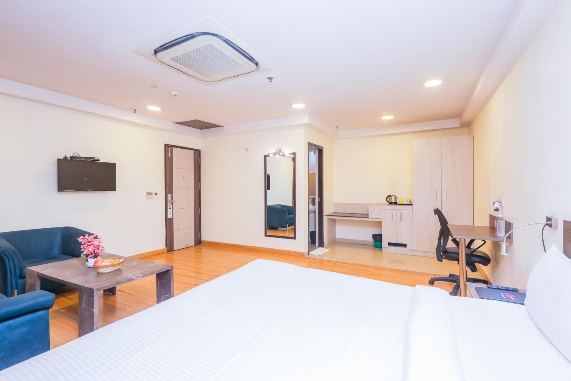 Hyphen Business Hotel Noida Buitenkant foto
