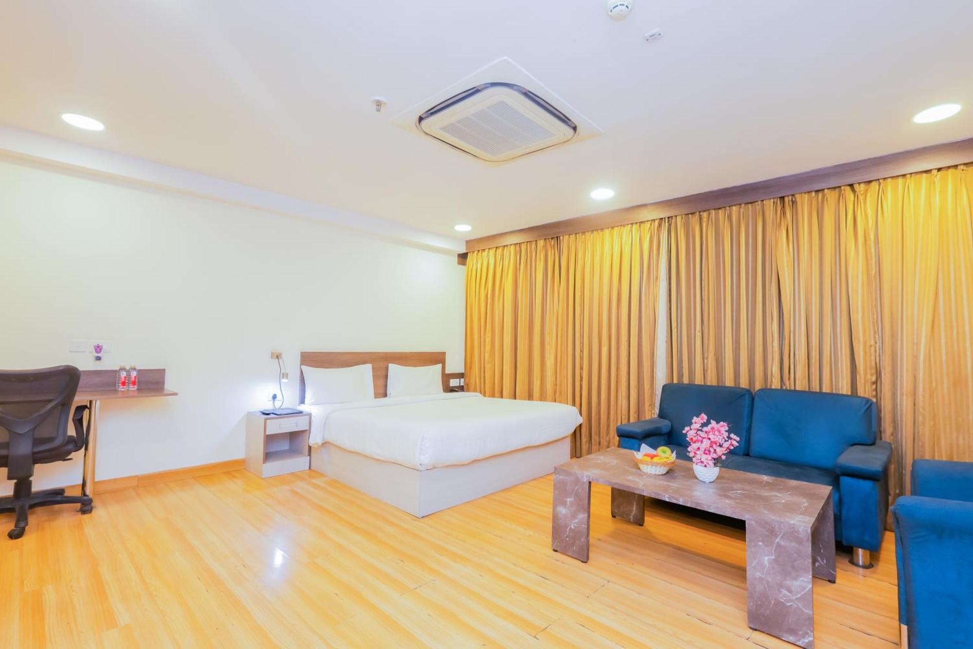 Hyphen Business Hotel Noida Buitenkant foto